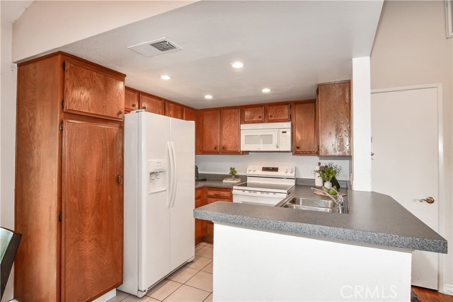 887 W 34th, Long Beach CA: https://media.crmls.org/medias/88a343c7-14a3-448a-bccd-0dd5da6936b0.jpg