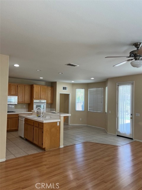 30606 Tomales Lane, Murrieta CA: https://media.crmls.org/medias/88a755a6-eabd-4b7c-894e-732cb6de8db0.jpg