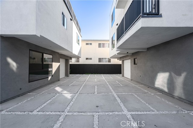 Detail Gallery Image 24 of 36 For 1342 Kingsley #1,  Los Angeles,  CA 90027 - 4 Beds | 4/1 Baths