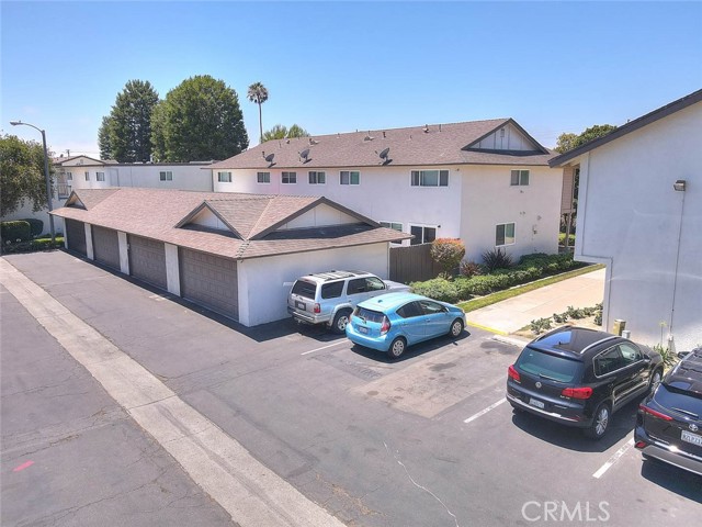 17401 Hood Court, Fountain Valley CA: https://media.crmls.org/medias/88a956c2-337d-4397-bf76-fa7d41778117.jpg