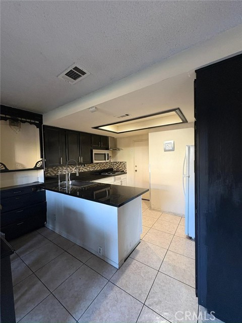 Detail Gallery Image 15 of 27 For 6100 Arbutus Ave #42,  Huntington Park,  CA 90255 - 3 Beds | 2/1 Baths