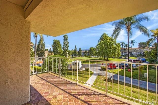 2386 Via Mariposa W, Laguna Woods CA: https://media.crmls.org/medias/88b0ff3b-93a4-408a-8ad3-9505a36075aa.jpg