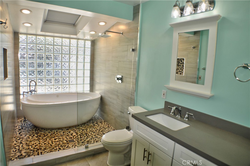 MLS #OC23039826 img 3