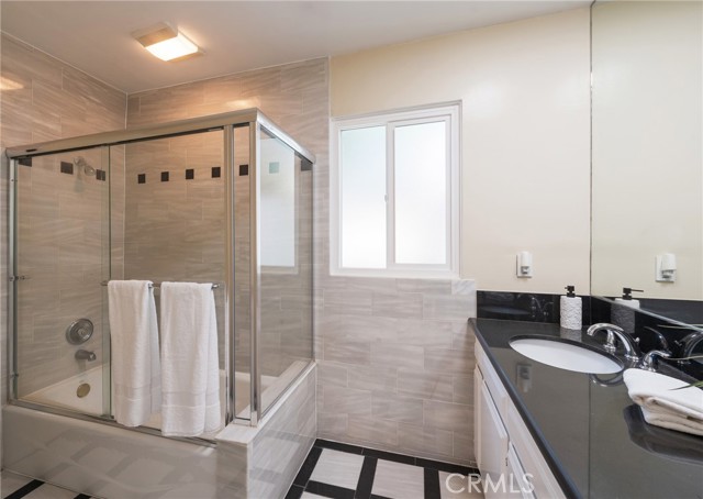 27945 Alvarez photo 28