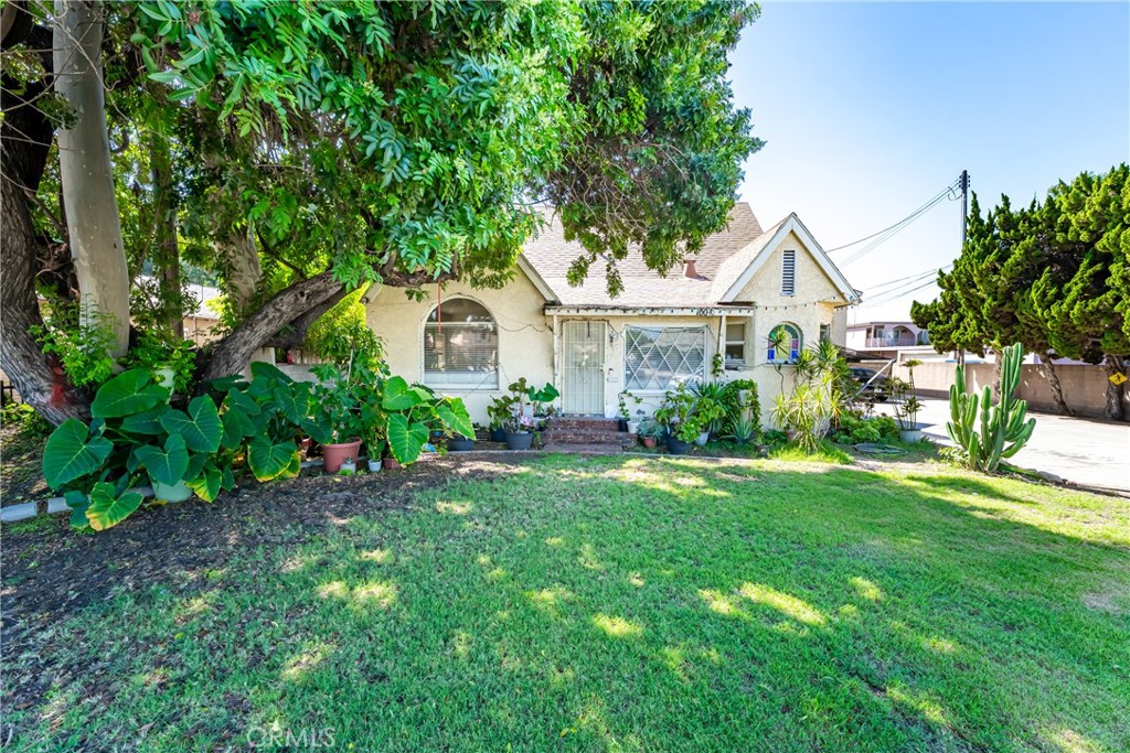 SingleFamilyResidence at 10044 Alondra