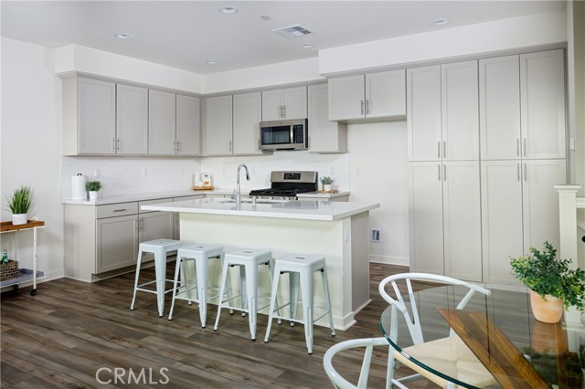 Detail Gallery Image 3 of 22 For 420 Coyote, Lake Forest,  CA 92610 - 2 Beds | 2/1 Baths