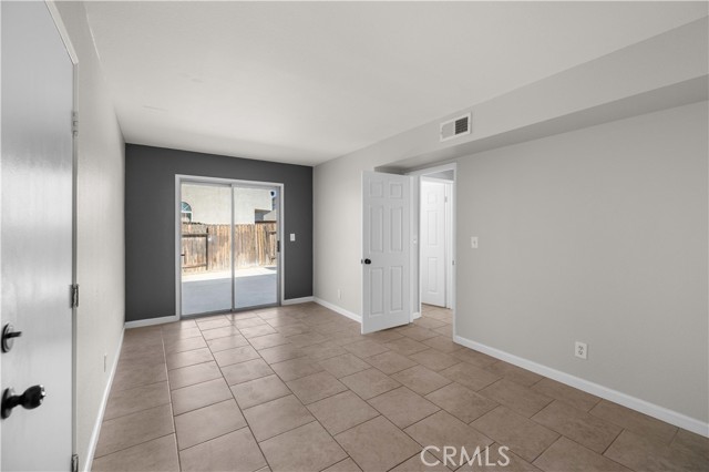 2125 E Oldfield Street, Lancaster CA: https://media.crmls.org/medias/88b8b6be-c5f5-4398-a1c3-8e9d4c0c8444.jpg