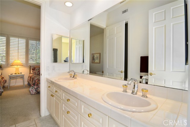 25339 Prado De Los Arboles, Calabasas CA: https://media.crmls.org/medias/88b99209-4fda-42de-9ce7-22136238499a.jpg