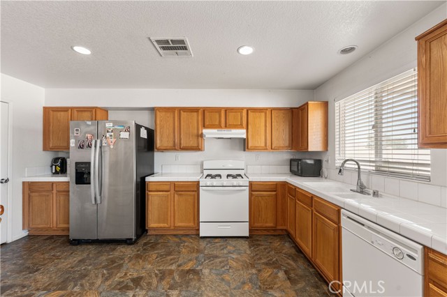 16029 White Mountain Place, Victorville CA: https://media.crmls.org/medias/88c070a6-a73d-4fec-b9a4-5c8cca02d9a9.jpg
