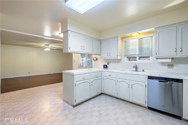 Detail Gallery Image 8 of 41 For 6647 N Anna St, Fresno,  CA 93710 - 3 Beds | 2 Baths