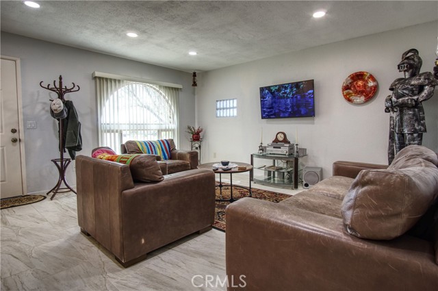 6367 Split Rock Avenue, 29 Palms CA: https://media.crmls.org/medias/88c3704a-3e64-4a9f-99e3-399e54093241.jpg