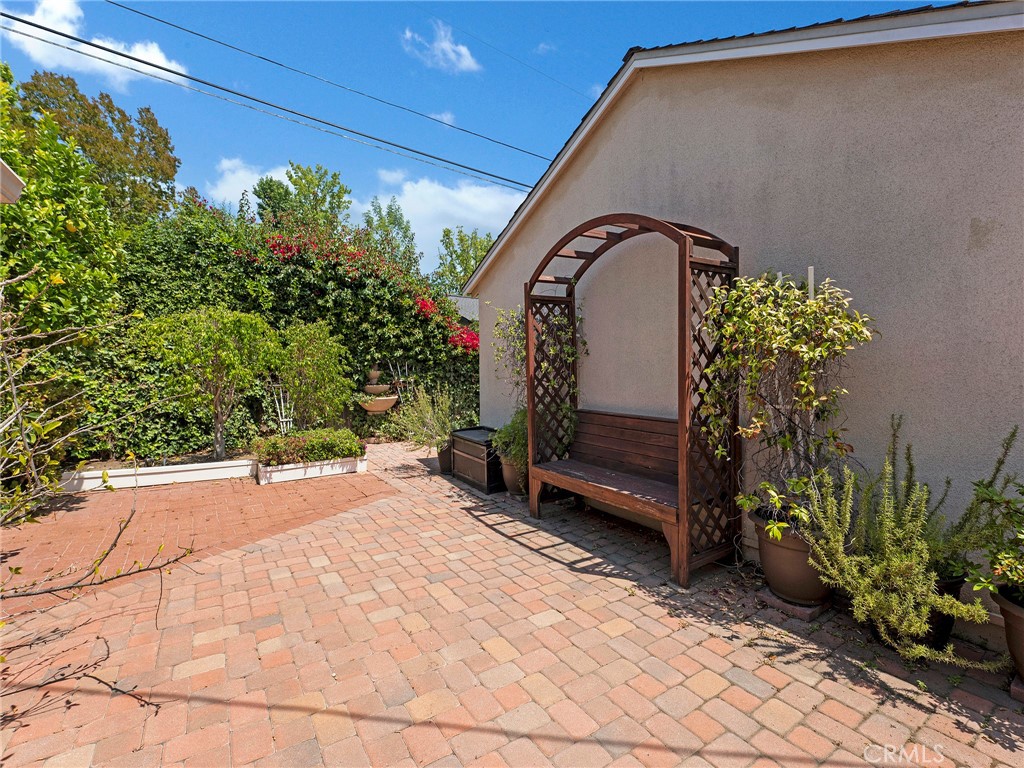 https://media.crmls.org/medias/88c4e3c6-d65b-4b00-81ed-07c6ebd7954a.jpg?preset=X-Large