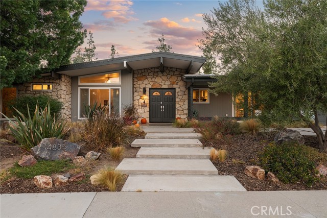 4835 Almidor Avenue, Woodland Hills CA: https://media.crmls.org/medias/88c7588d-f836-4294-8854-53a31b6873cd.jpg