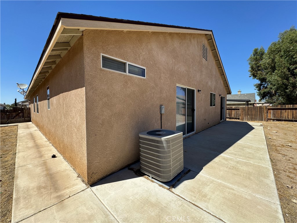 https://media.crmls.org/medias/88c7be21-e1da-45f4-a70e-64adfffdd409.jpg?preset=X-Large