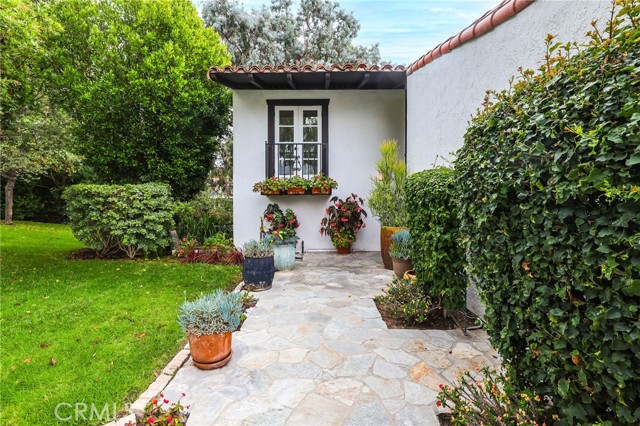 Come experience this newly refreshed Bluffs home nestled on a serene cul-de-sac, embraced by the lush greenbelt with a glimpse of Newport’s Back Bay.