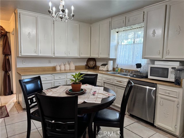 2064 E Campus Way, Hemet CA: https://media.crmls.org/medias/88c91a86-2348-4a0a-9f65-9514ccb0c21f.jpg