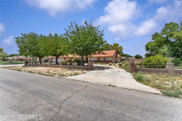 Detail Gallery Image 3 of 45 For 43949 Ryckebosch Lane, Lancaster,  CA 93535 - 5 Beds | 3 Baths