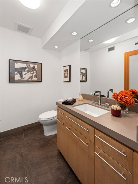 Detail Gallery Image 9 of 21 For 117 Park Pl, Venice,  CA 90291 - 4 Beds | 3/1 Baths
