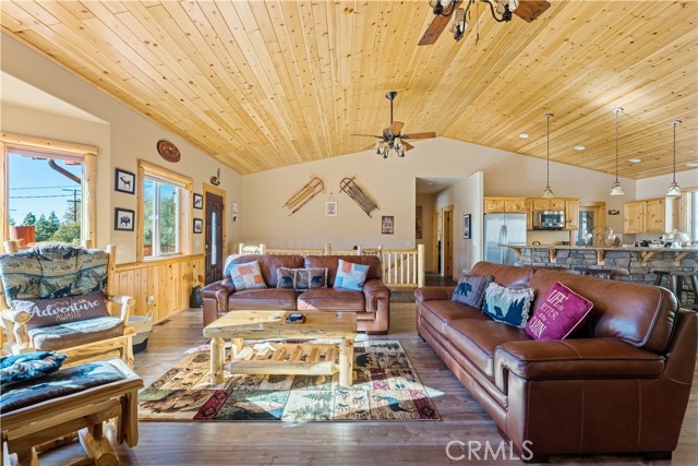 Detail Gallery Image 6 of 46 For 43628 Yosemite Dr, Big Bear Lake,  CA 92315 - 4 Beds | 3 Baths