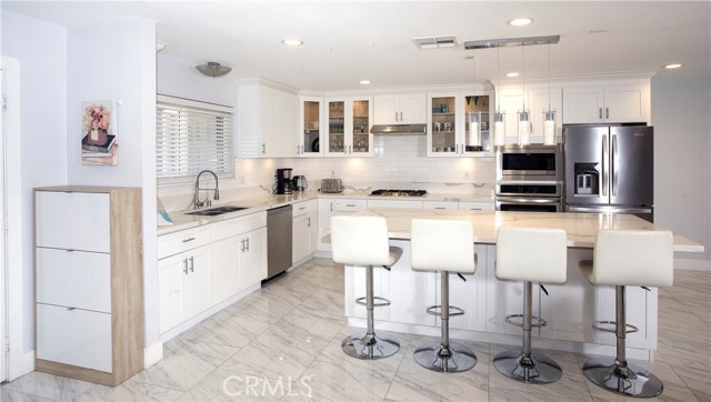6051 Summerdale Drive, Huntington Beach CA: https://media.crmls.org/medias/88cd826a-1bf6-4f4f-b33f-195200cfafb4.jpg