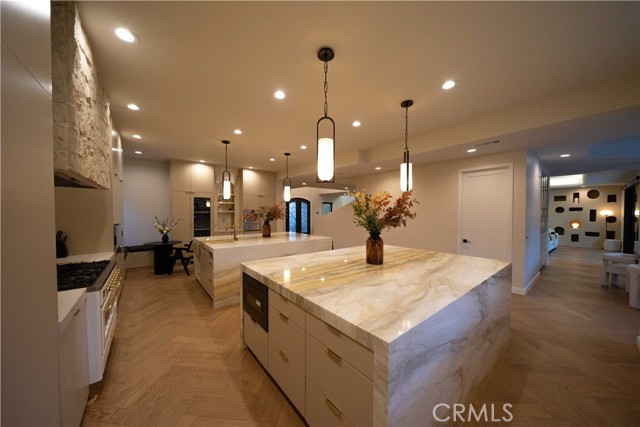 Detail Gallery Image 26 of 74 For 17437 Oak Creek Ct, Encino,  CA 91316 - 5 Beds | 5/1 Baths