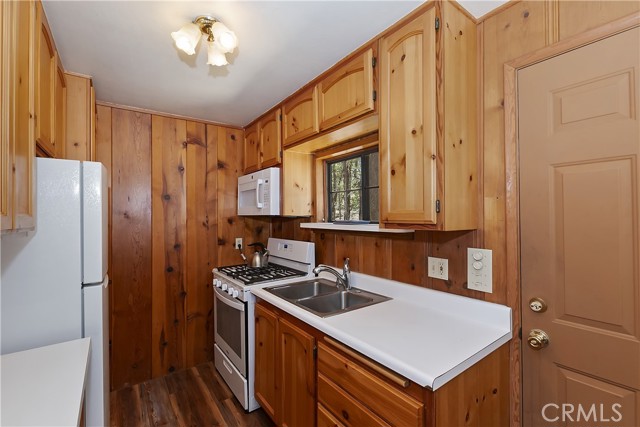 33294 Wild Rose Drive, Green Valley Lake CA: https://media.crmls.org/medias/88ce9e9a-58d7-4391-9217-672cbfb91d19.jpg