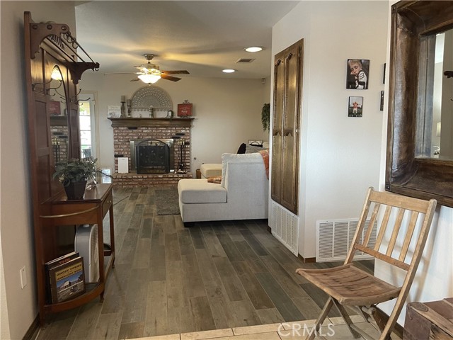 Detail Gallery Image 6 of 56 For 18428 Siskiyou Rd, Apple Valley,  CA 92307 - 3 Beds | 2 Baths