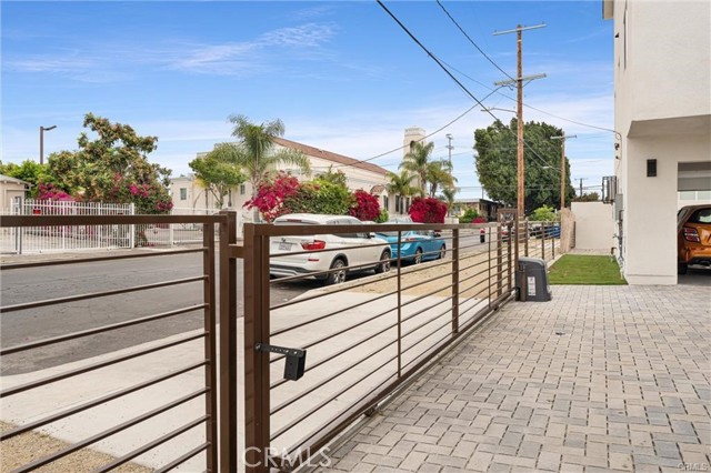 Detail Gallery Image 18 of 23 For 11918 Dehougne #2,  North Hollywood,  CA 91605 - 4 Beds | 3 Baths