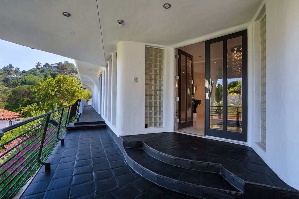 Detail Gallery Image 4 of 41 For 2955 Passmore Dr, Los Angeles,  CA 90068 - 5 Beds | 6 Baths