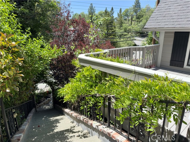 27596 N Bay Road, Lake Arrowhead CA: https://media.crmls.org/medias/88d60460-5c84-44ab-8eed-cdf644296098.jpg
