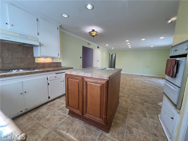 Detail Gallery Image 4 of 13 For 23837 Welby, West Hills,  CA 91307 - 4 Beds | 3 Baths