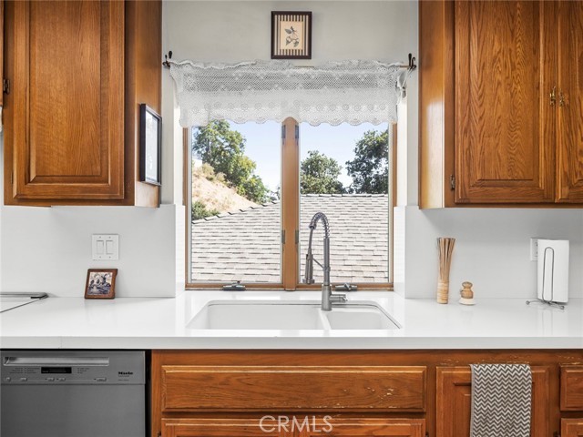 1624 Arboles Drive, Glendale CA: https://media.crmls.org/medias/88d890e4-8505-4c87-8e7a-dd3a02d554f9.jpg