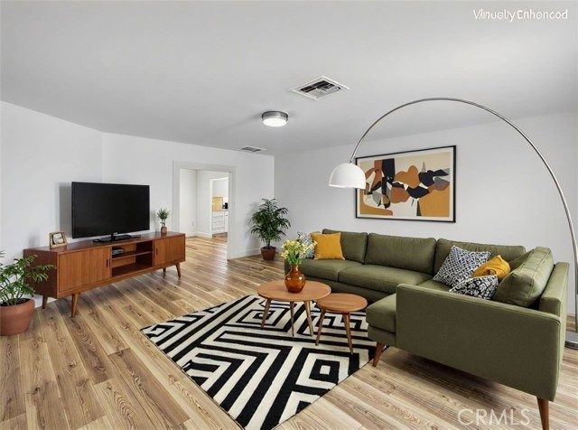 Detail Gallery Image 2 of 16 For 836 E New York, Long Beach,  CA 90813 - 3 Beds | 2 Baths