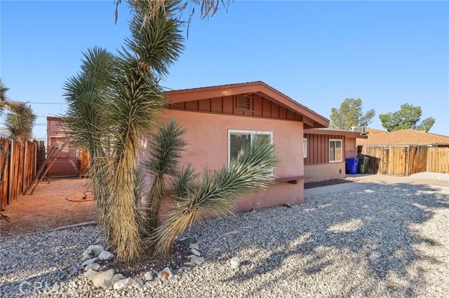 Detail Gallery Image 10 of 26 For 23869 Tocaloma Rd, Apple Valley,  CA 92307 - 3 Beds | 2 Baths