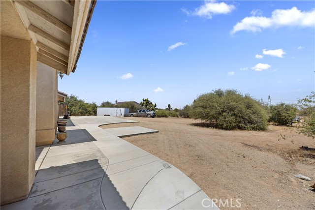 8328 Chateau Road, Phelan CA: https://media.crmls.org/medias/88dd3fb2-d5d8-4f2d-aca2-9ab2bc76f3e7.jpg