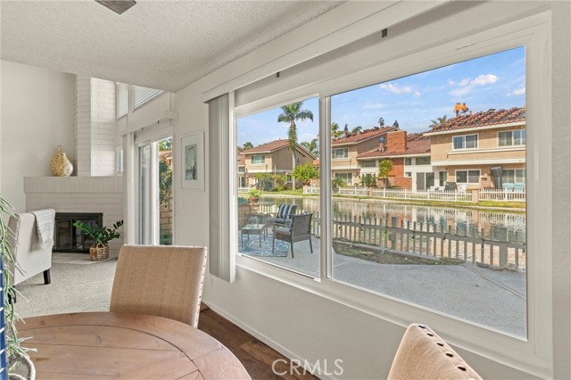 7911 Seawall Circle, Huntington Beach CA: https://media.crmls.org/medias/88de9494-6266-4d18-98d6-bae926acdb28.jpg