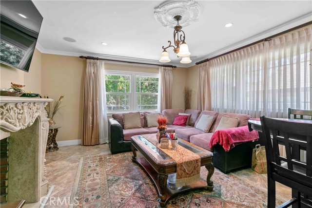 Detail Gallery Image 6 of 38 For 2741 E Glenoaks Bld, Glendale,  CA 91206 - 3 Beds | 2 Baths