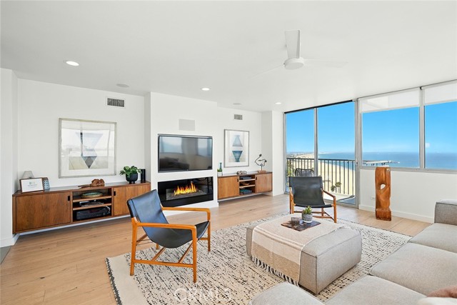 Detail Gallery Image 3 of 36 For 2999 E Ocean Bld #1320,  Long Beach,  CA 90803 - 2 Beds | 2 Baths