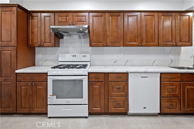 Detail Gallery Image 10 of 18 For 24 Lancewood Way, Irvine,  CA 92612 - 3 Beds | 3 Baths