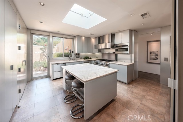 10272 Overhill Drive, North Tustin CA: https://media.crmls.org/medias/88e43339-406a-46c8-ac08-63442cd71a4a.jpg
