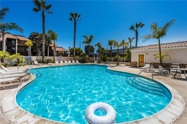 7648 Bay Drive, Huntington Beach CA: https://media.crmls.org/medias/88e69e29-d73b-4f17-8278-b9d9d133e564.jpg