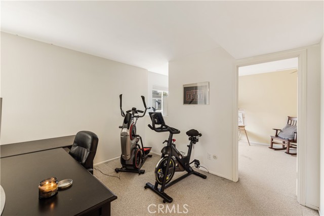 Detail Gallery Image 12 of 19 For 18128 Killion St #2,  Tarzana,  CA 91356 - 2 Beds | 2/1 Baths