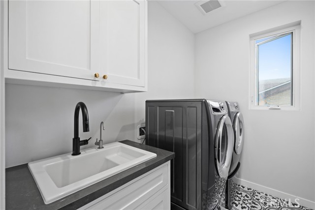 303 12th Street, Huntington Beach CA: https://media.crmls.org/medias/88ed6651-61ca-4e25-ac99-9dd3b4804222.jpg