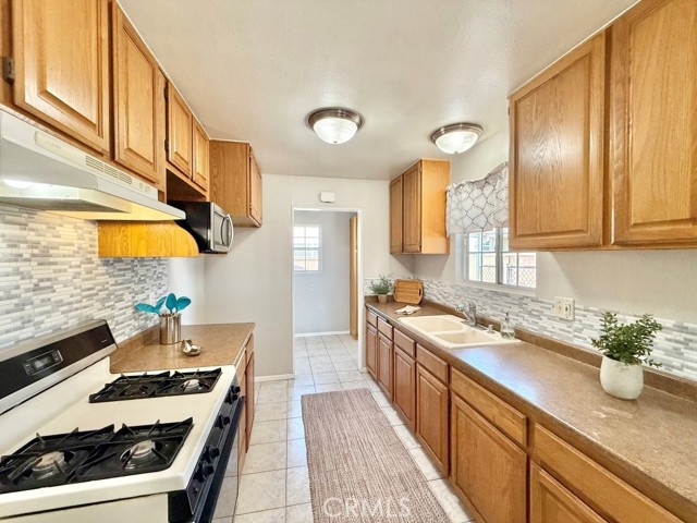 Detail Gallery Image 5 of 27 For 11622 Massinger St, Lakewood,  CA 90715 - 3 Beds | 1 Baths