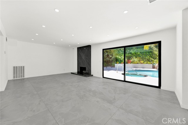 20101 Greenbriar Drive, Tarzana CA: https://media.crmls.org/medias/88f40a92-fab5-418e-8eca-bae558693bd7.jpg