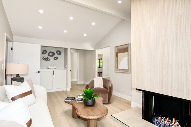 Detail Gallery Image 18 of 41 For 10 White Water Dr, Corona Del Mar,  CA 92625 - 2 Beds | 2 Baths