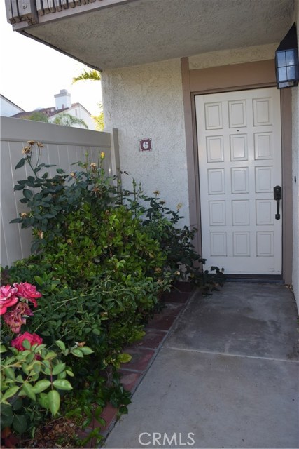 Private entry to front door.