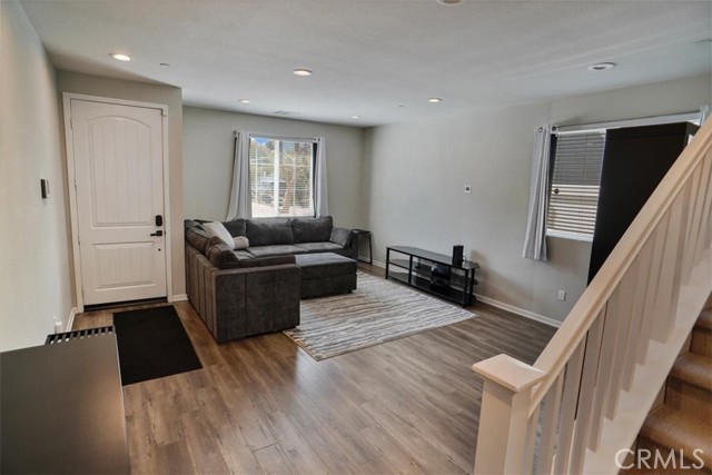 Detail Gallery Image 6 of 16 For 15605 W Lilli Way, Van Nuys,  CA 91406 - 4 Beds | 3 Baths