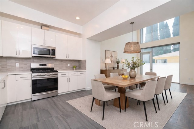 Detail Gallery Image 6 of 29 For 6016 W Beachwood Ln, Los Angeles,  CA 90038 - 3 Beds | 4 Baths