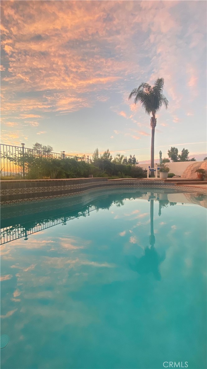 https://media.crmls.org/medias/88fc56ab-9197-4edc-a26b-7a82585886eb.jpg?preset=X-Large